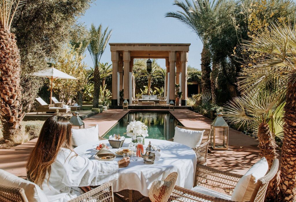 Poolside breakfast at Selman Marrakech with Atlas Mountains views, luxury Marrakech wedding venue